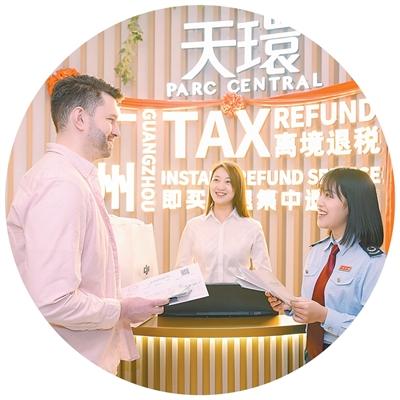 外國游客在廣州市天環廣場離境退稅“即買即退”集中退付點辦理退稅。  　　陳茁舟攝