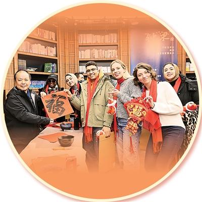 在天津市意式風情區一家書店，外國游客在書法家幫助下書寫“福”字。吳 敏攝