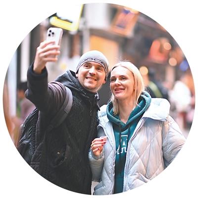 外國游客在重慶市磁器口古鎮游玩拍照。孫凱芳攝