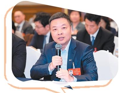 广东代表团开放日现场，何小鹏代表正在回答记者提问。南方日报记者 梁钜聪摄