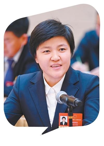 黑龙江代表团开放日现场，陈雨佳代表讲述返乡创业的故事。黑龙江日报记者 郭俊峰摄