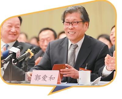 河南代表团开放日现场，郭爱和代表就“文旅融合促消费”回答记者提问。河南日报记者 杜小伟摄