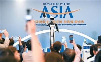 博鳌亚洲论坛二〇二六年年会期间,多元智能设备全方位护航盛会运行,以科技力量赋能智慧办会。图为在年会分论坛上参与互动的人形机器人。新华社记者 蒲晓旭摄