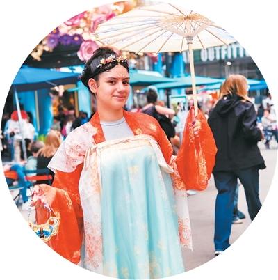 圖為二〇二五年四月,在美國紐約的“無車地球日”活動中,一名美國年輕人體驗漢服。耿 迪攝