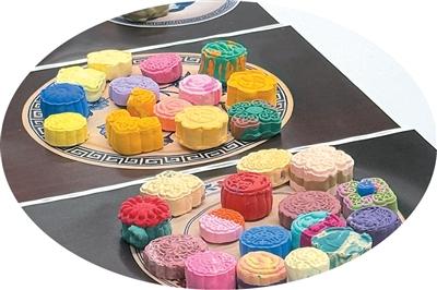 圖為2025年10月,在奧雅納國際工程咨詢英國總部Connect Cultures中秋文化體驗活動上,各國工程師制作的陶土月餅。傅 敏攝