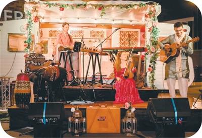 圖為2025年6月,澳大利亞華人青年羅歐思宇(左二)與其他族裔青年進行中西樂器合奏。羅歐思宇供圖