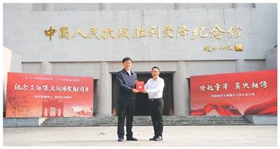 图为吴建宏（右）向沈亦丰（左）颁发收藏证书。周嘉晨摄