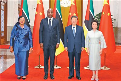 四月二十一日下午，国家主席习近平在北京人民大会堂同来华进行国事访问的莫桑比克总统查波举行会谈。这是会谈前，习近平和夫人彭丽媛同查波和夫人盖塔合影。新华社记者 黄敬文摄