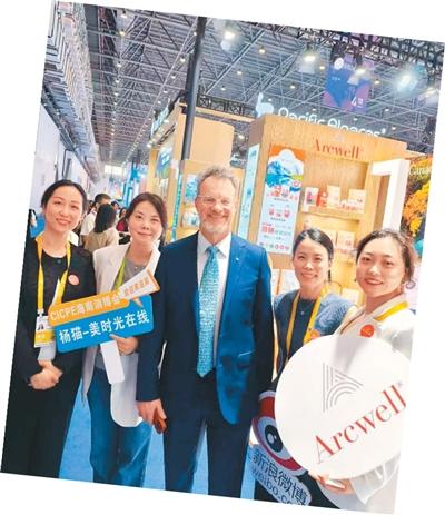 加拿大学者、著名演员大山（中）参观艾格维展位。