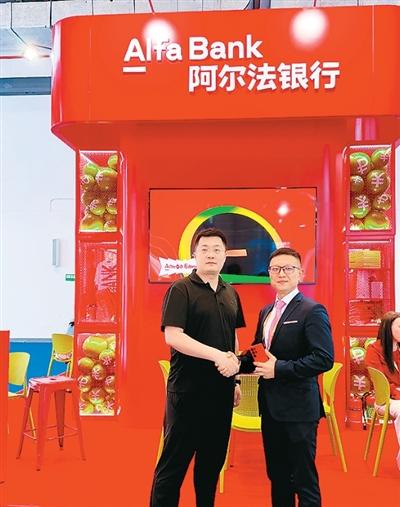 李冲（左）与俄罗斯阿尔法银行大客户部相关负责人讨论合作事宜。