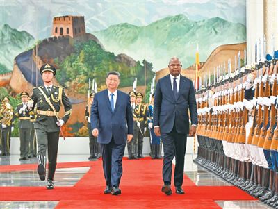 四月二十一日下午，国家主席习近平在北京人民大会堂同来华进行国事访问的莫桑比克总统查波举行会谈。这是会谈前，习近平在人民大会堂北大厅为查波举行欢迎仪式。新华社记者 申 宏摄