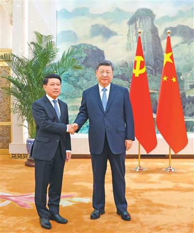 4月21日下午，中共中央总书记、国家主席习近平在北京人民大会堂会见作为老挝人民革命党中央总书记、国家主席通伦特使专程来访的老挝人革党中央政治局委员、常务副总理沙伦赛。新华社记者 黄敬文摄