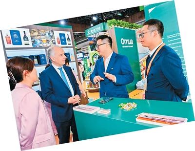 爱尔兰驻华大使欧博仁（左二）到访E2G Logistics展位。本文配图均由受访者提供