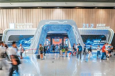 2026年4月16日，广东省广州市，第139届广交会现场人潮涌动。黄泰茗摄（人民视觉）