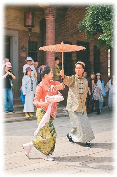  “五一”期間,梧林每天都有馬來西亞舞蹈秀，是由梧林《僑批往事》劇目演員融合馬來西亞傳統音樂、娘惹服飾等南洋文化，創作的舞蹈劇目。