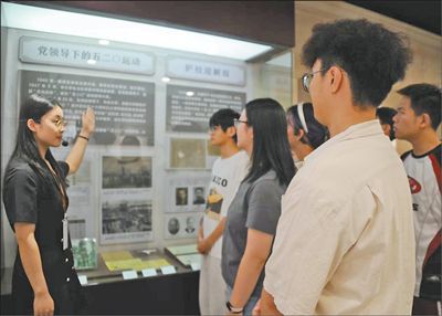 学生在南京大学校史馆了解五二〇运动历史。  南京大学档案馆供图