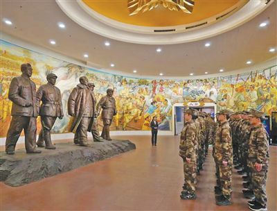 入伍新兵代表来到平津战役纪念馆参观。平津战役纪念馆供图
