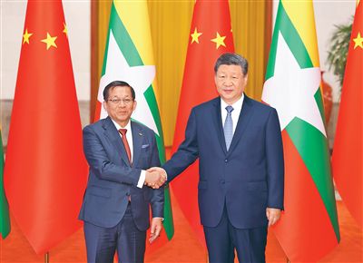 六月十六日上午，国家主席习近平在北京人民大会堂同来华进行国事访问的缅甸总统敏昂莱举行会谈。  新华社记者 黄敬文摄