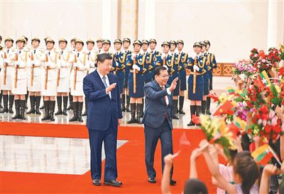 六月十六日上午，国家主席习近平在北京人民大会堂同来华进行国事访问的缅甸总统敏昂莱举行会谈。这是会谈前，习近平在人民大会堂北大厅为敏昂莱举行欢迎仪式。  新华社记者 李 响摄