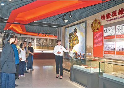 群众在辽宁沈阳抗美援朝烈士纪念馆参观。  邹新江摄