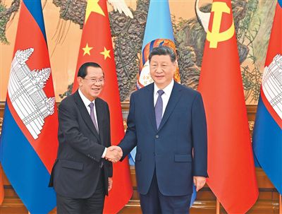 6月26日上午，中共中央總書記、國家主席習近平在北京人民大會堂會見柬埔寨人民黨主席、參議院主席洪森。新華社記者 李 響攝