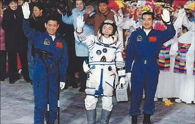 2003年10月15日,中國第一位航天員楊利偉(中)在首飛梯隊成員聶海勝(左)、翟志剛(右)陪同下參加出征儀式。(資料照片)中國載人航天工程辦公室供圖