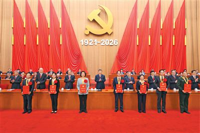 7月1日上午，庆祝中国共产党成立105周年大会在北京人民大会堂隆重举行。这是习近平等党和国家领导人为受表彰的全国“两优一先”代表颁奖。新华社记者 黄敬文摄