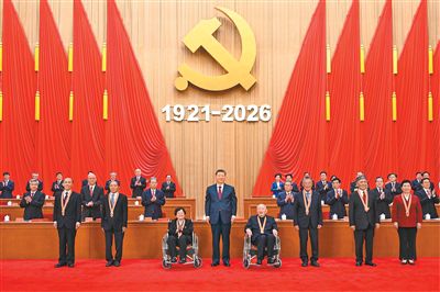 7月1日上午，庆祝中国共产党成立105周年大会在北京人民大会堂隆重举行。中共中央总书记、国家主席、中央军委主席习近平向“七一勋章”获得者颁授勋章。新华社记者 申 宏摄