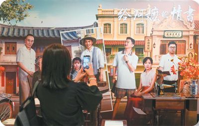 6月15日,在馬來西亞首都吉隆坡,觀眾在電影《給阿嬤的情書》特別展映活動現場拍照。新華社記者 陳澤國攝