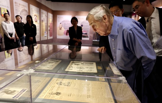 6月27日，美国知名学者、美国哈佛大学肯尼迪政府学院创始院长格雷厄姆·艾利森教授参观展览。（中国日报记者 张威 摄）