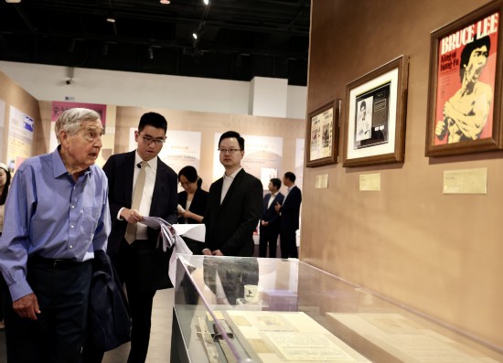 6月27日，美国知名学者、美国哈佛大学肯尼迪政府学院创始院长格雷厄姆·艾利森教授参观展览。（中国日报记者 张威 摄）